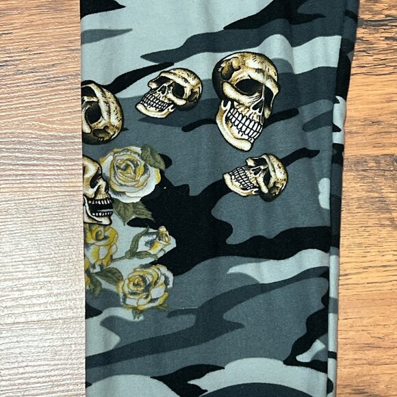 Skull & Cross Bones Leggings - Camo - Picture 2 of 2